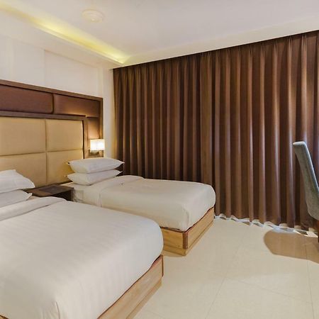 Aura One Hotel Kochi Exterior foto